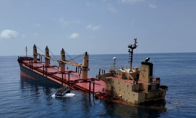 بالفيديو - عقب استهدافها من قبل القوات المسلحة اليمنية... سفينة "روبيمار" البريطانية تغرق في خليج عدن!