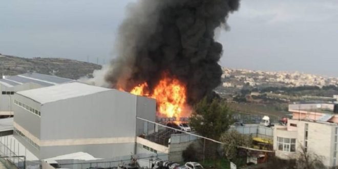 بالفيديو - حريق هائل يلتهم أحد أكبر المصانع في الخليل!