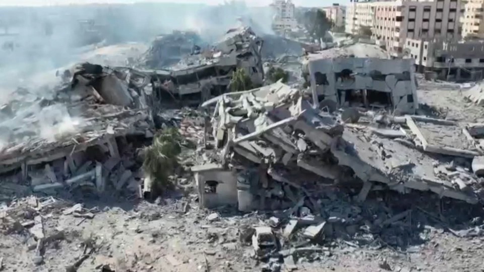 بالفيديو:  طيار أردني يوثق  مشاهد دمار غزة!