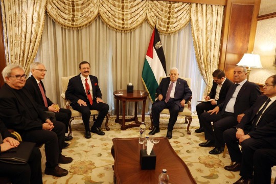 الرئيس عباس  يجتمع مع رئيس اتحاد الغرف والبورصة التركي