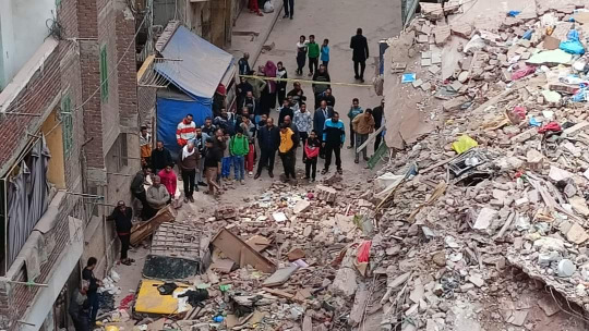 بالفيديو - انهيار مبنى سكني في الإسكندرية فوق رؤوس ساكنيه!