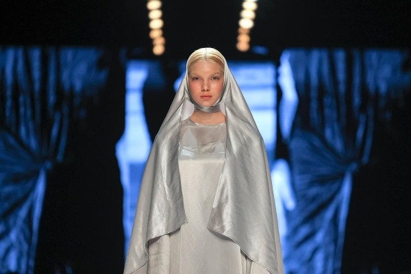 أسبوع الموضة في موسكو يسلّط الضوء على موضة الأزياء المحتشمة في مارس 2024