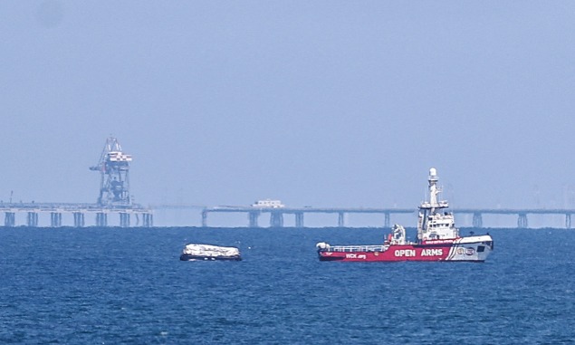 الإمارات أعلنت وصول أول سفينة مساعدات إنسانية إلى قطاع غزة