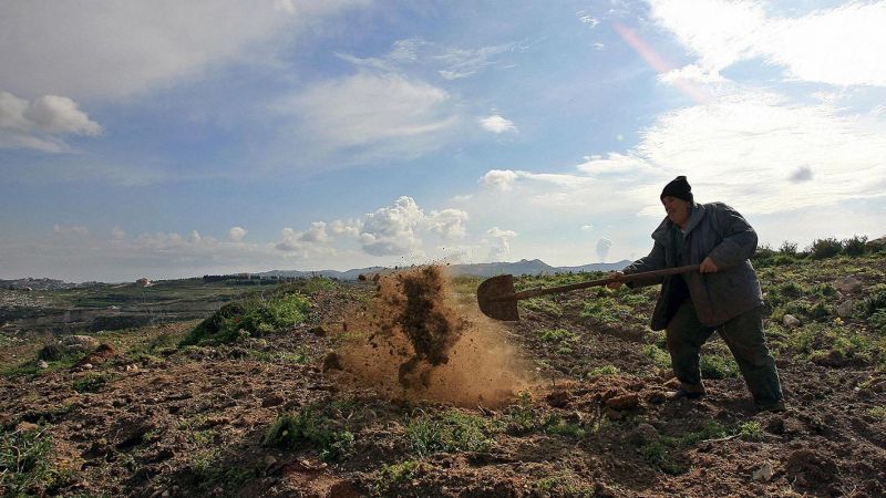 جيش الاحتلال يعتدي على المزارعين جنوب لبنان