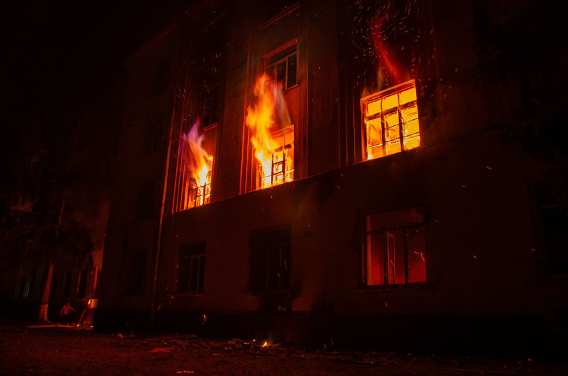 بالفيديو - حريق داخل مبنى في زقاق البلاط!