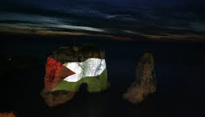 بالصور .. صخرة الروشة تضاء بالعلم الفلسطيني!