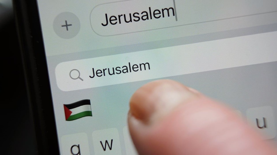 ظهور العلم الفلسطيني عند كتابة كلمة "القدس" في هاتف "أيفون" يُحرج "آبل" ويُثير "غضباً" إسرائيليّاً