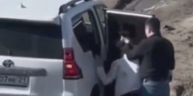 بالفيديو - نائب يعتدي على زوجته في الطريق العام!