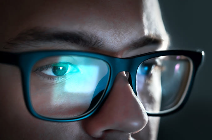 كيف نحمي أعيننا من أشعة الكمبيوتر؟