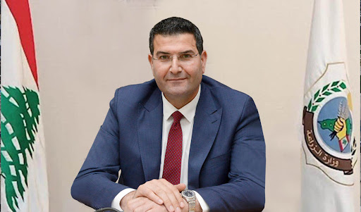 بالفيديو - وزير الزراعة يحضر إلى جلسة الحكومة حاملاً سلّة فواكه "من كل لبنان"!