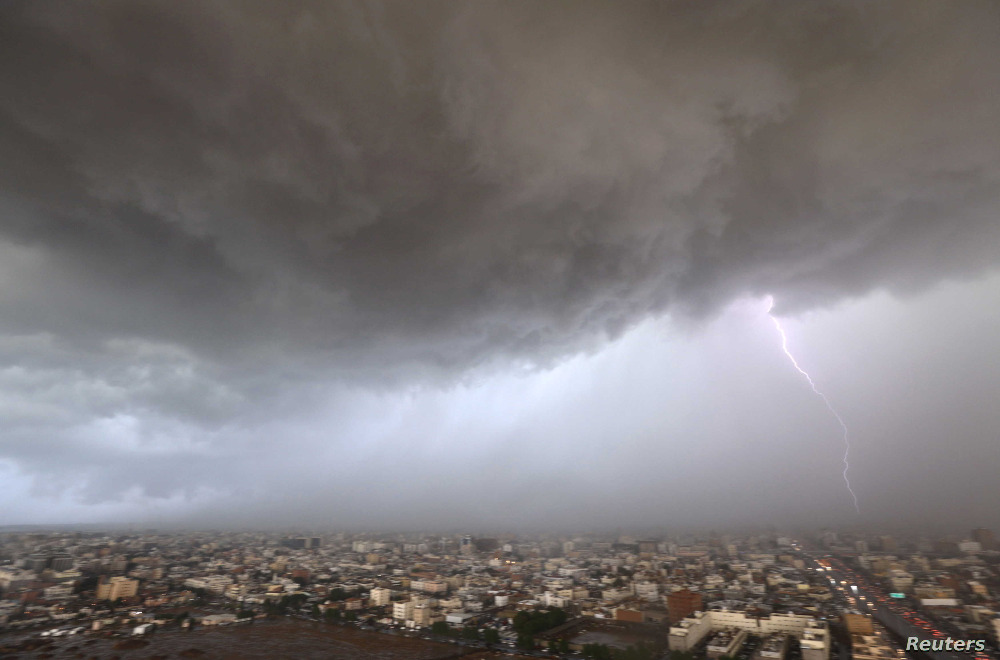 بالفيديو - اعصار ضخم يضرب السعودية!
