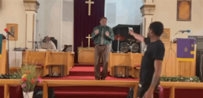 بالفيديو -  في إحدى الكنائس... انقض على كاهن لقتله فتعطل مسدسه!