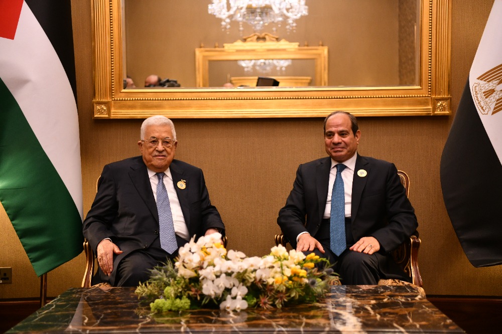 الرئيس عباس  يجتمع مع نظيره المصري في المنامة