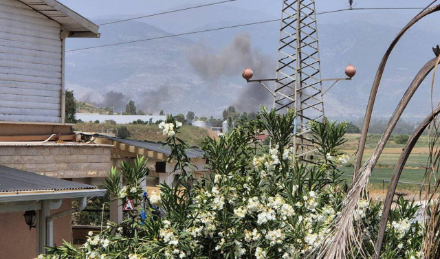 بالفيديو - حريق كبير في كريات شمونة وانقطاع الكهرباء جراء صواريخ من لبنان