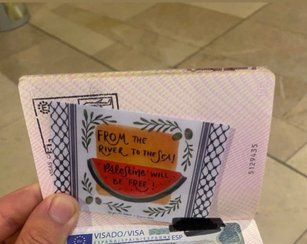 مسافر فلسطيني يتفاجأ ببطاقة في جواز سفره بعد ختمه بمطار مدريد... ماذا كُتب فيها؟