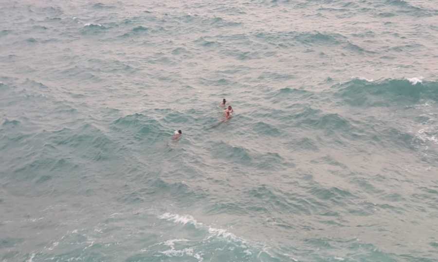بالصور- إنقاذ 4 مواطنين من الغرق في صور