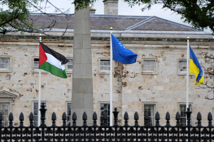 بالفيديو - علم فلسطين يرفرف أمام مبنى البرلمان الإيرلندي