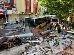 انهيار مبنى على رؤوس ساكنيه في إسطنبول