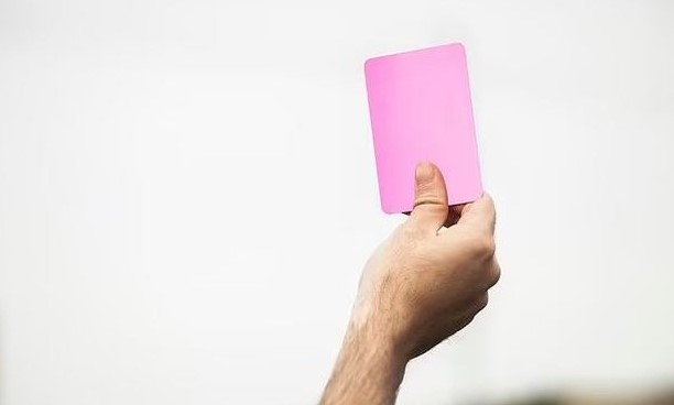 "البطاقة الوردية" ستدخل عالم كرة القدم لاول مرة!