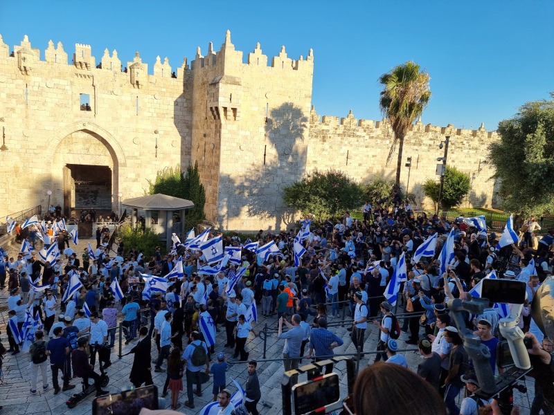استعدادا لـــ"مسيرة الأعلام" الاستفزازية .. مستعمرون يواصلون الانتشار في باب العمود بمدينة القدس