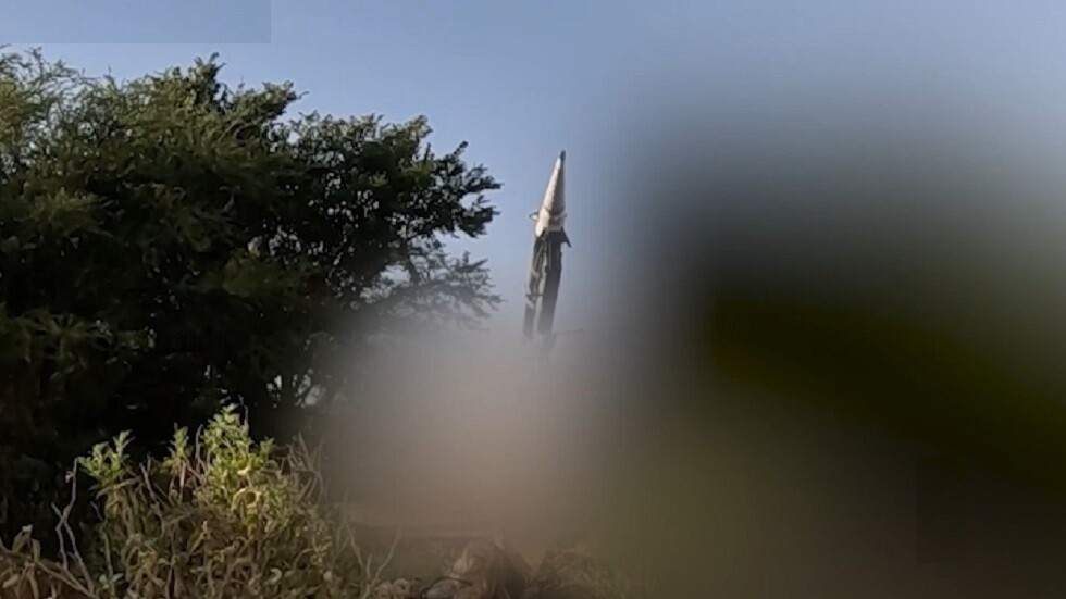 بالفيديو - القوات المسلحة اليمنية تكشف عن صاروخ "فلسطين" الباليستي محلي الصنع