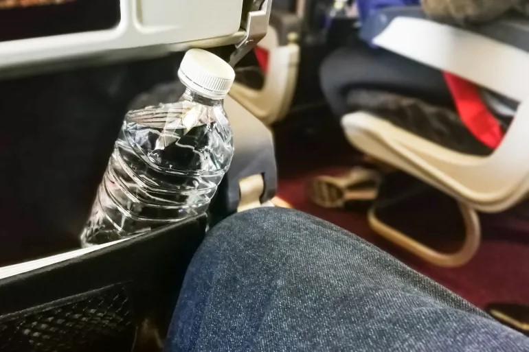 لماذا لا يُسمح بحمل السوائل وزجاجات المياه في الرحلات الجوية؟