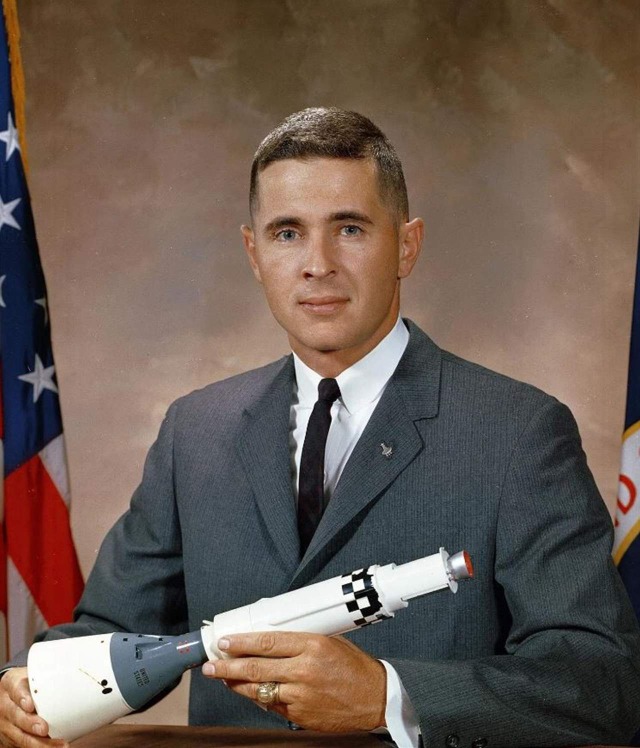 أحد أول 3 داروا حول القمر.. وفاة رائد فضاء بتحطم طائرة!