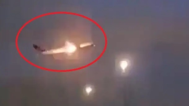 بالفيديو - اشتعال النيران في محرّك طائرة!