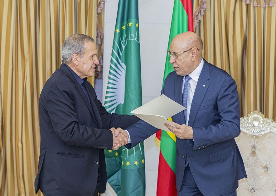 أبو ردينة يسلم الرئيس الموريتاني رسالة من الرئيس عباس