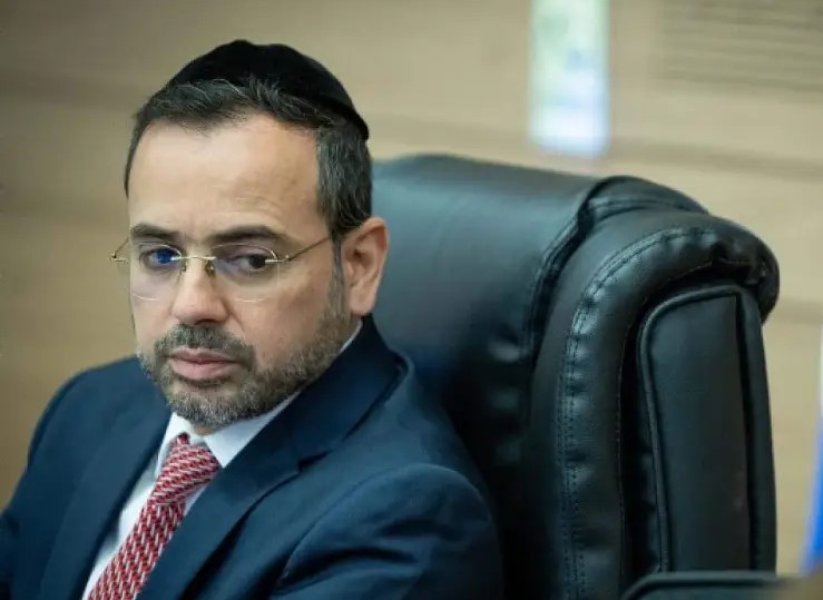 بالفيديو - ظرف "مشبوه" يتسبّب بإغلاق مكتب وزير إسرائيلي!