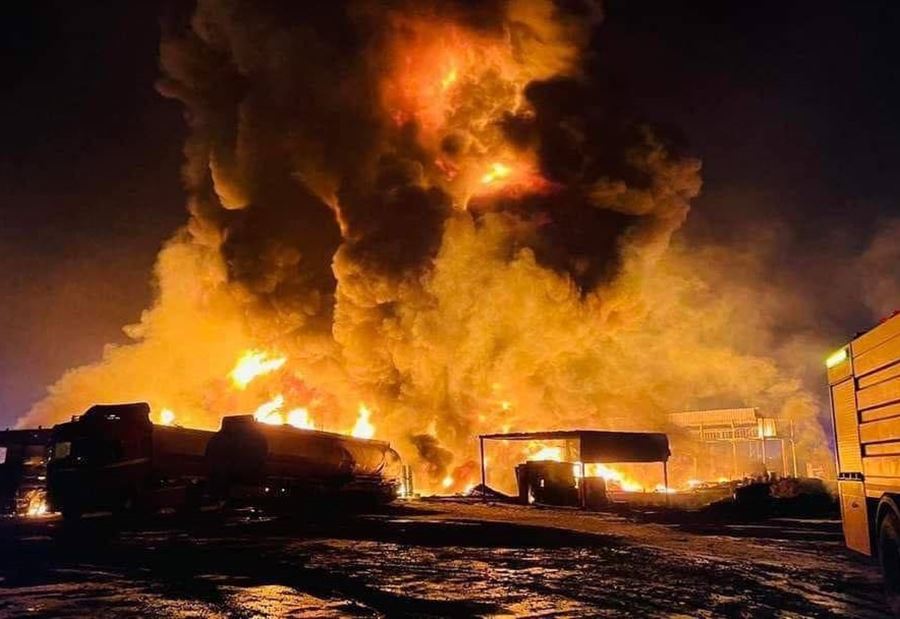 بالفيديو - حريق هائل بمصفاة نفط في العراق... وانفجار 12 صهريجًا!