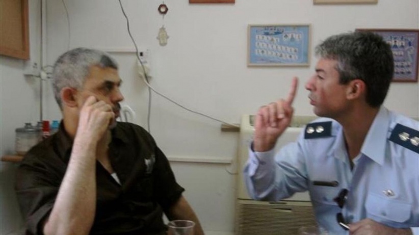 أنقذ حياته في السجن من ورم مميت... طبيب إسرائيلي يزعم كشفه "خفايا" عقلية السنوار