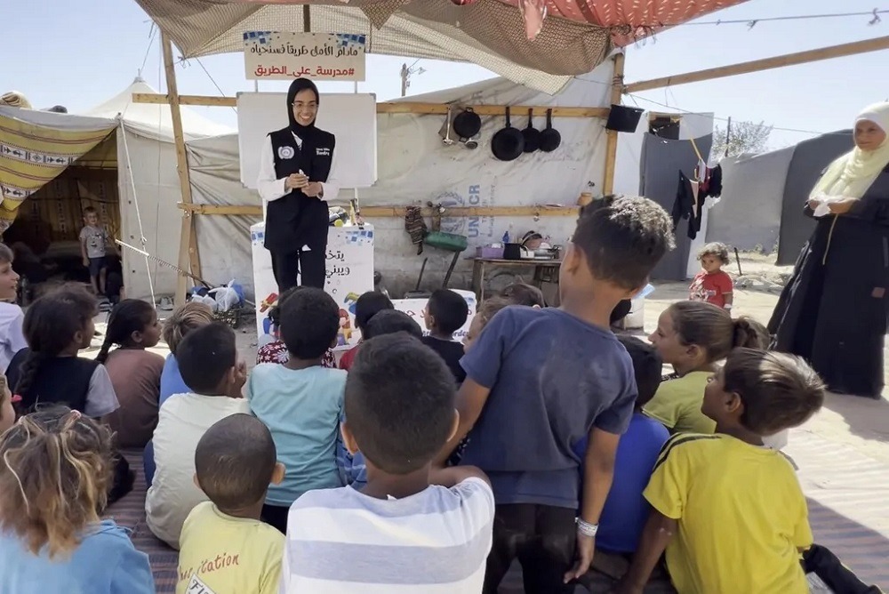 بمدرسة متنقلة.. معلمة تمنح الأمل لأطفال نازحين وسط قطاع غزة