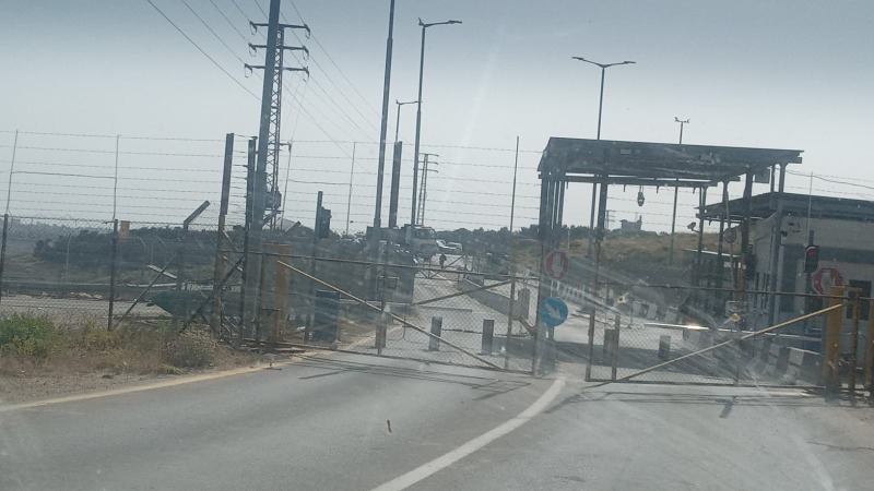 الاحتلال الإسرائيلي يغلق حاجز بيت اكسا شمال غرب القدس ويمنع طلبة "التوجيهي" من الخروج!