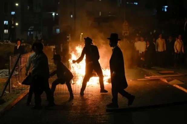 تظاهرات "الحريديم" تتحول إلى مواجهات.. ومعارضو نتنياهو يعملون على إسقاطه