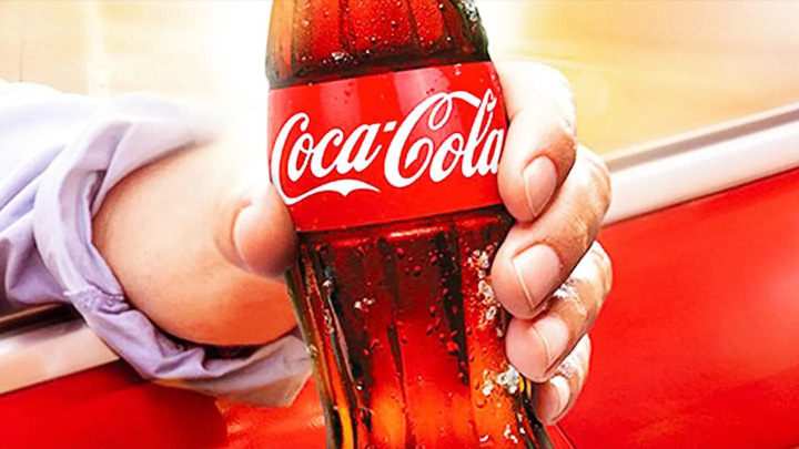 لوجود مادة كيميائية خطيرة... سحب مشروب لشركة "كوكا كولا" من الأسواق!
