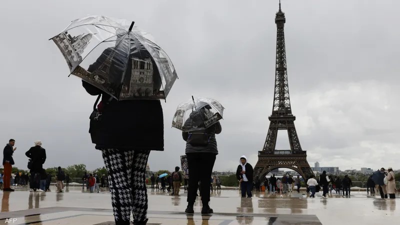 في فرنسا.. رئيس بلدية يصدر أمراً بـ"وقف المطر في الصيف"!