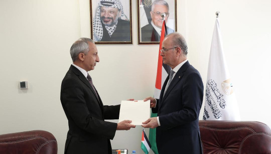 رئيس الوزراء الفلسطيني د. مصطفى يتسلم نسخة من أوراق اعتماد القنصل التركي العام الجديد لدى دولة فلسطين