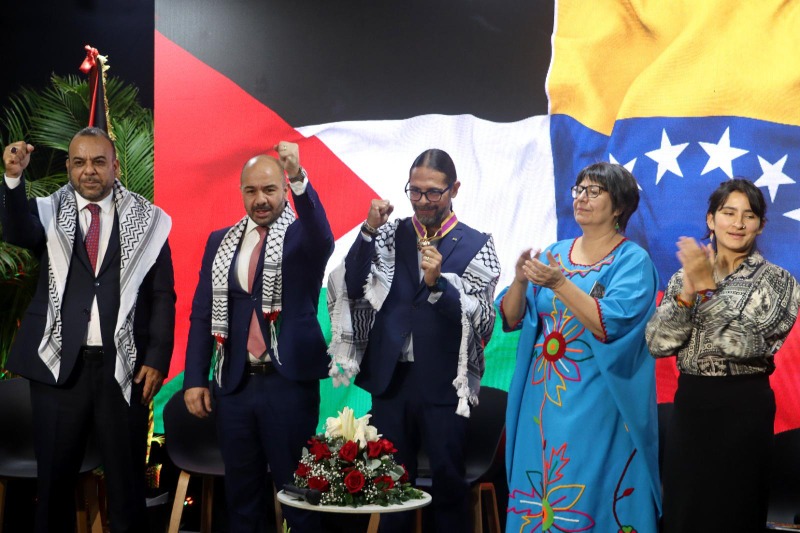 الرئيس عباس يمنح الشاعر الفنزويلي فريدي يانييث وسام الثقافة والعلوم والفنون