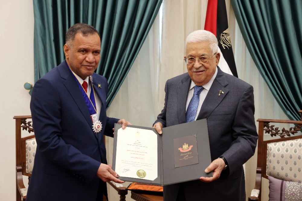 الرئيس عباس يقلد القائم بأعمال سفارة سلطنة عمان وسام الاستحقاق والتميز