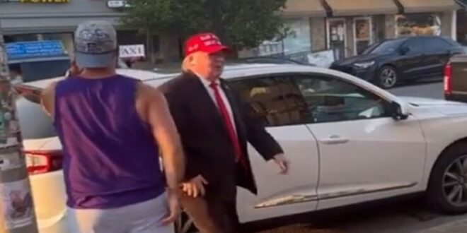 بالفيديو - شبيه ترامب يتجول في الشوارع واضعاً ضمادة على أذنه!