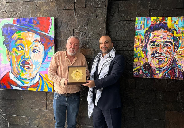 السوداني يكرم رئيس مهرجان ميديين العالمي للشعر الشاعر فيرناندو ريندون لدعمه فلسطين