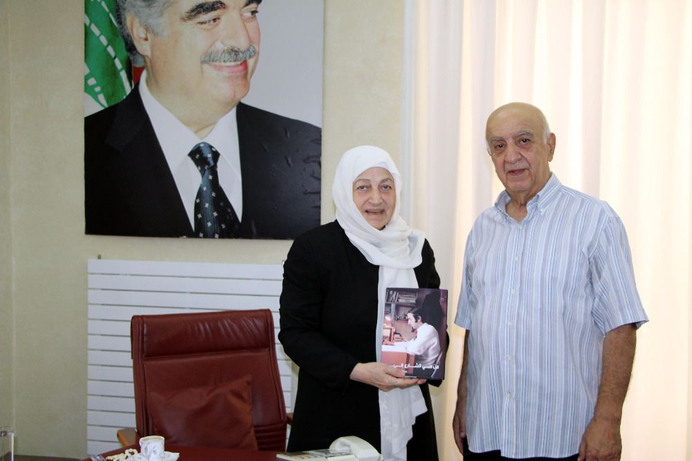 عبد الله كنعان يهدي بهية الحريري ومحمد السعودي كتابه الجديد "من حي الشارع الى.."
