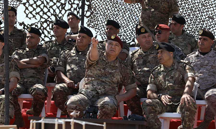بالصور - قائد الجيش يشرف على مناورة قتالية في العاقورة