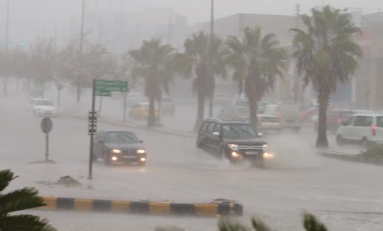 منخفض جوي وأمطار غزيرة..  ثلوج وتحذيرات من السيول!