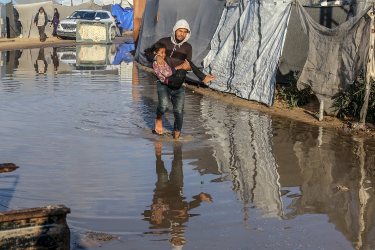 نازحو غزة يستقبلون عام 2025 بخيام غارقة وأطفال يتجمدون