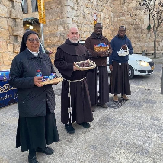 تجسيد الأخوة في القدس .. رهبان وراهبات يوزعون المياه والتمر على الصائمين قبيل الإفطار