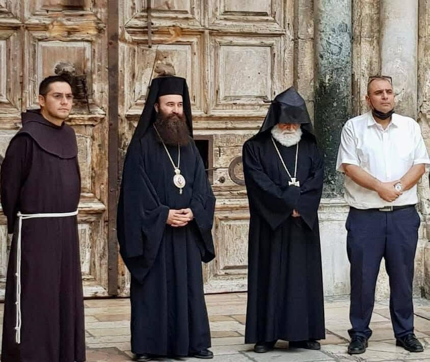 في مشهد يعكس قدسية القدس ووحدة أبنائها… عائلتان مسلمتان تسلّمان مفتاح كنيسة القيامة لممثلي كنائس الستاتيسكو