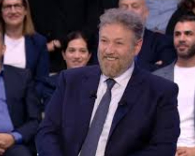 بالفيديو: النائب إفرام يتحوّل إلى "ذئب" على مسرح "صار الوقت"