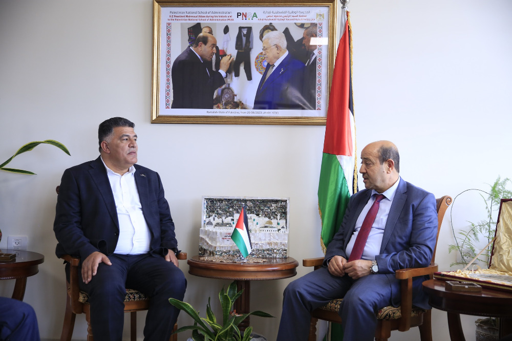 أبو زيد يطلع محافظ نابلس على عمل المدرسة الوطنية للإدارة